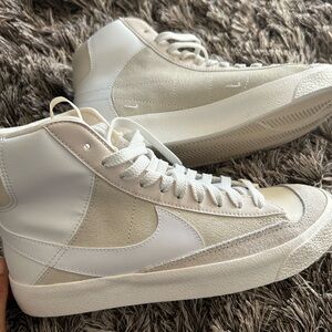 Nike blazer new!!!! Never worn